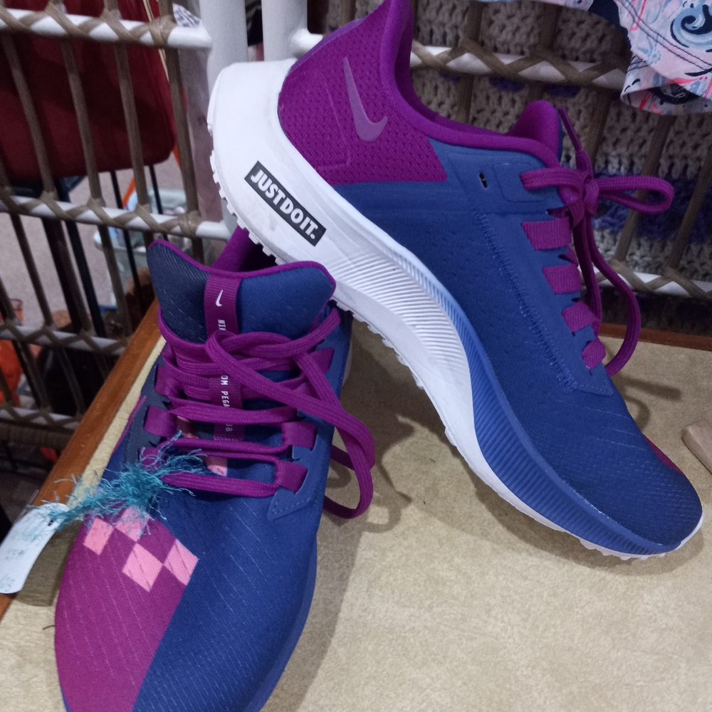 Nike Women's Blue and Pink Sneakers Sz 8